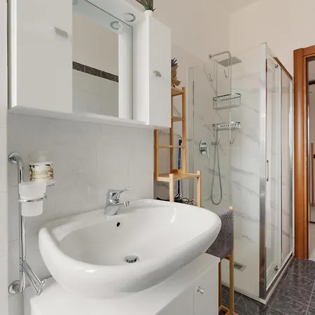 Apartment Piazzale Brescia- Cosy With Balcony Mailand